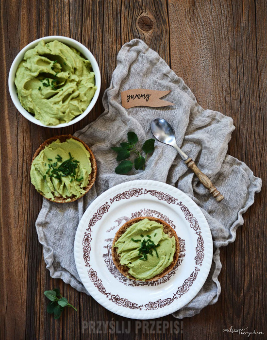 Zielona pasta z bobu i awokado