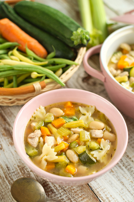 Letnia zupa z warzywami i indykiem