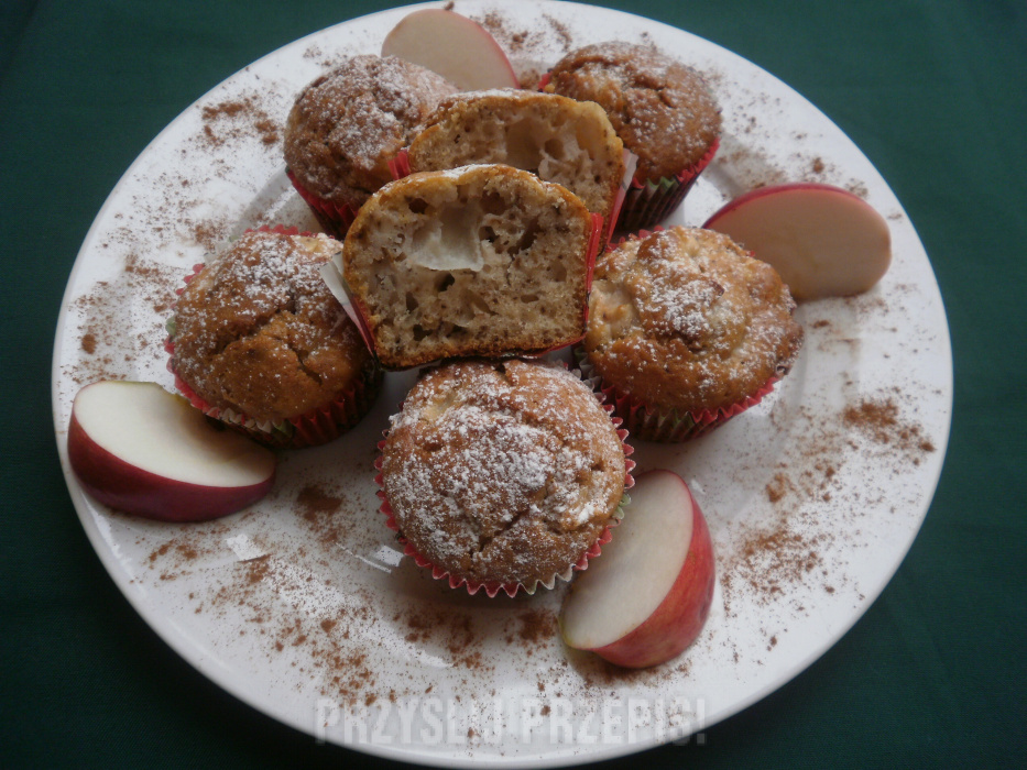 Muffiny z jabłkem ,orzechami i cynamonem
