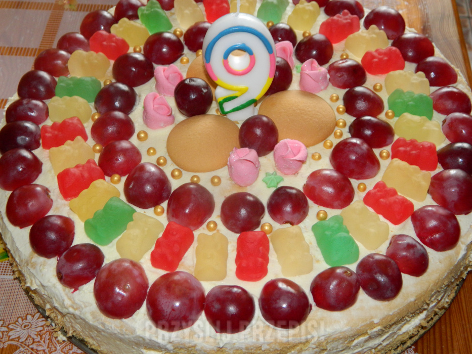 Tort urodzinowy biszkoptowo-winogronowy z żelkami