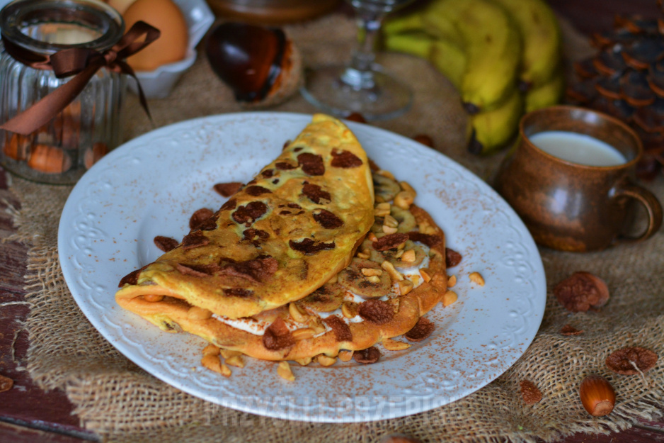 Łaciaty omlet z karmelizowanymi bananami i chrupiącymi płatkami