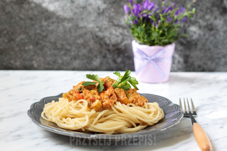 Spaghetti Z Sosem Pomidorowym I Z  Warzywami