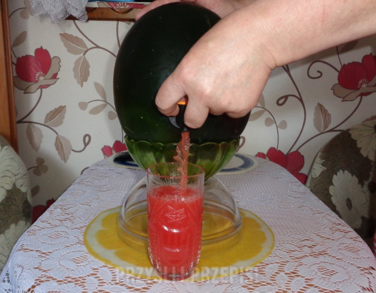 Zimny alkoholowy drink z arbuza według Marioli.