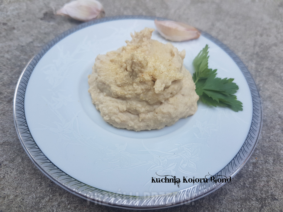 Hummus czosnkowy