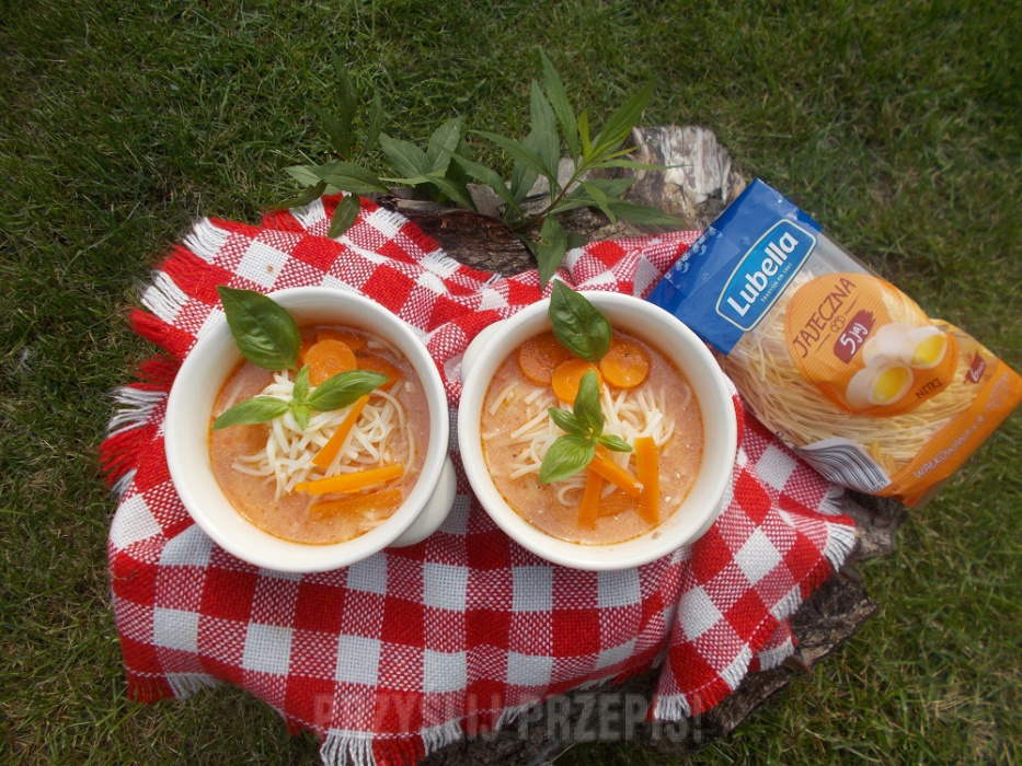 Zupa pomidorowa z pomarańczową nutą i makaronem Lubella