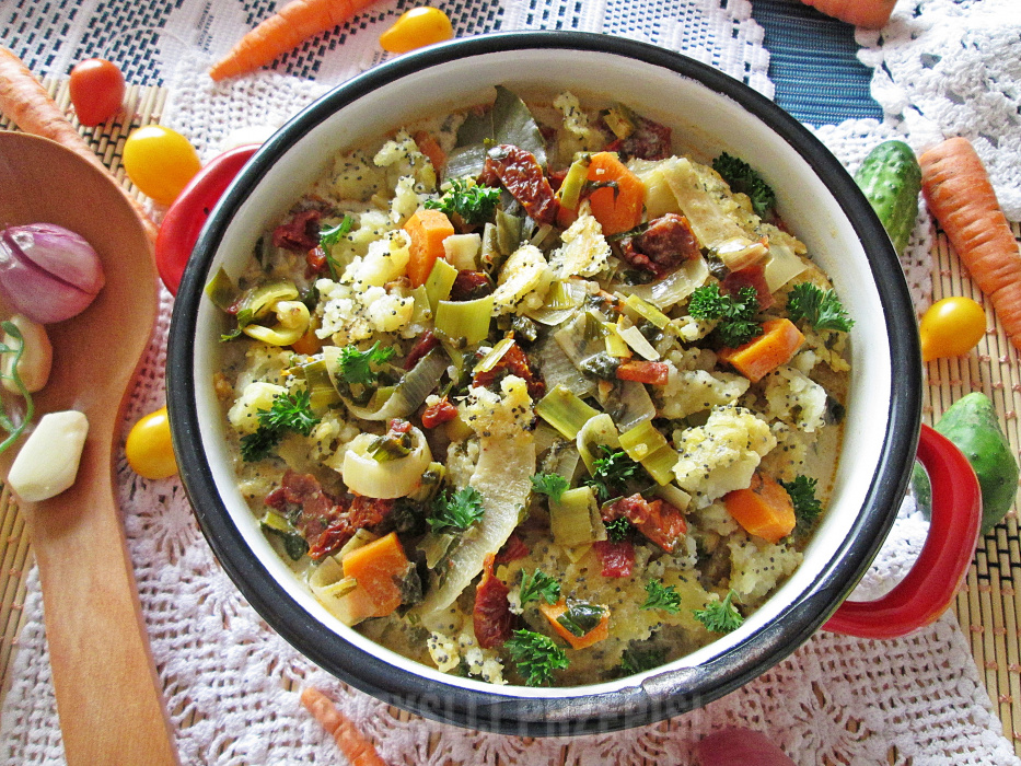 Zupa warzywna z suszonymi pomidorami i piegowatą wkładką ziemniaczano – serową