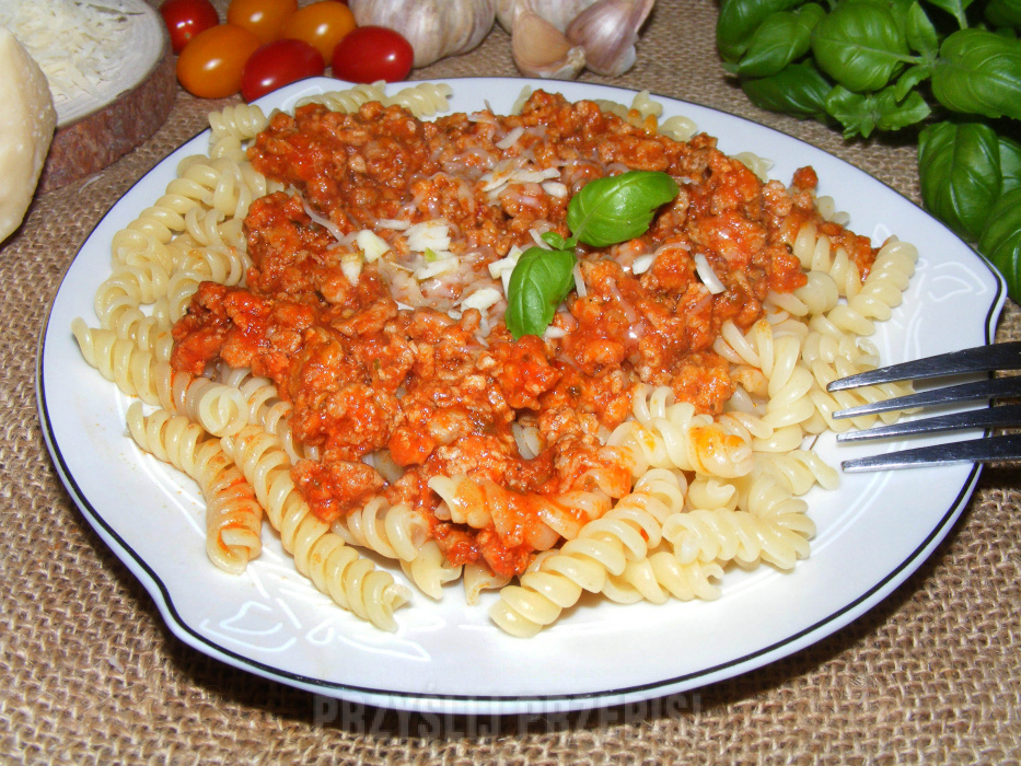 Makaron z mięsem mielonym i tartą cukinią w sosie pomidorowym