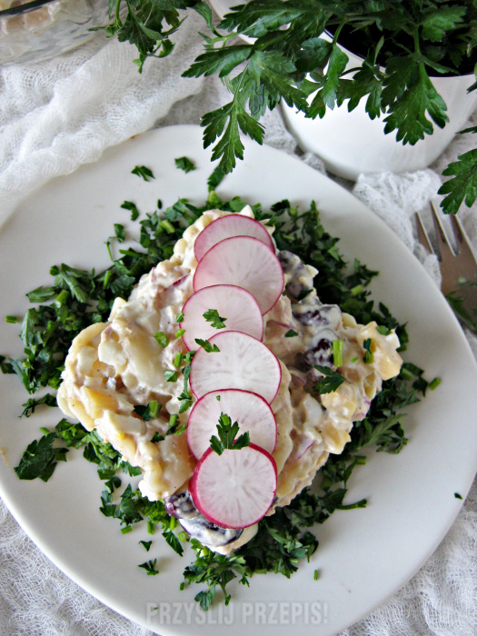 Sałatka makaronowa z tuńczykiem, jajkiem i serem