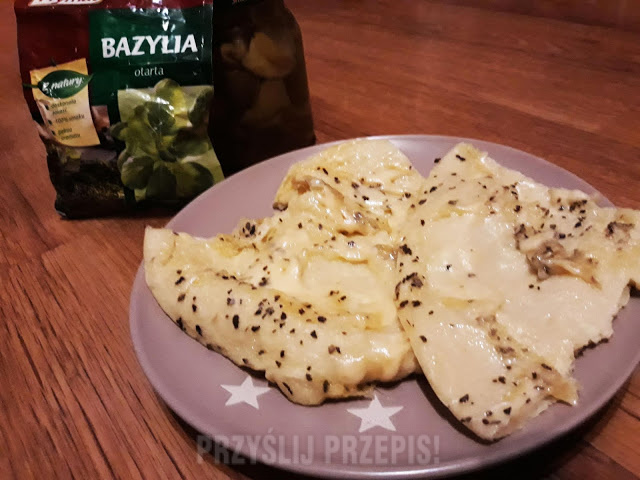 Omlet z żółtym serem i bazylią