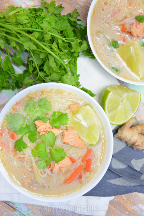 Zupa tajska z łososiem