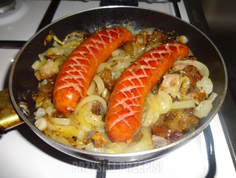 Smażona kiełbasa śląska z cebulą i skwarkami.