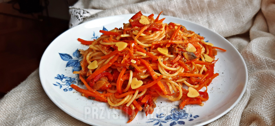 Spaghetti w marchewkowym sosie z pomidorami oraz pieczarkami