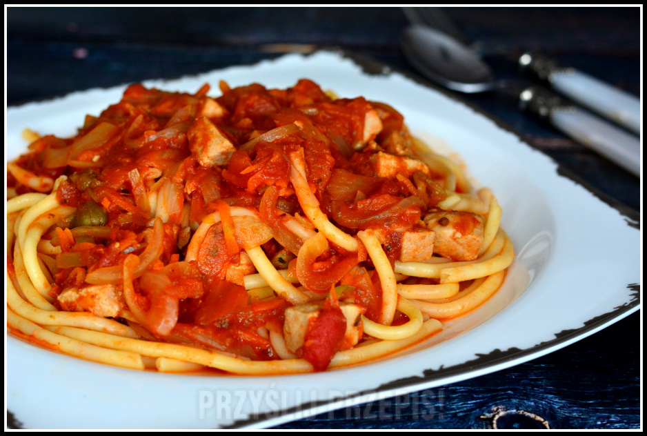 Spaghetti z rybą w pomidorach