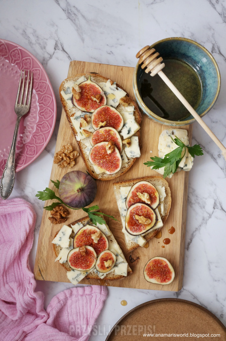 Kanapki z figami, serem pleśniowym, orzechami i miodem