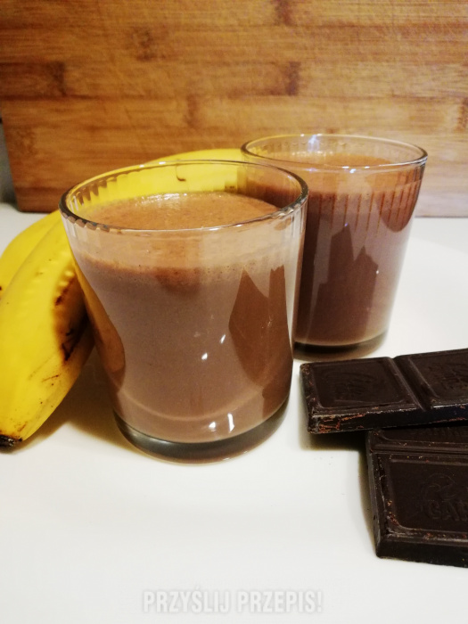 Koktajl czekoladowo-bananowy.