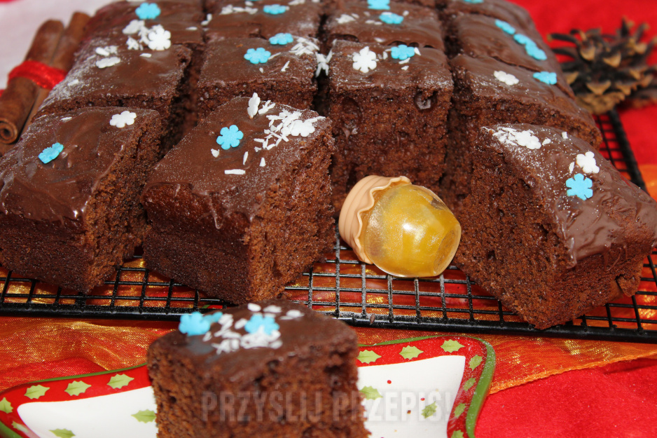 Ciasto czekoladowo-miodowe z cynamonem