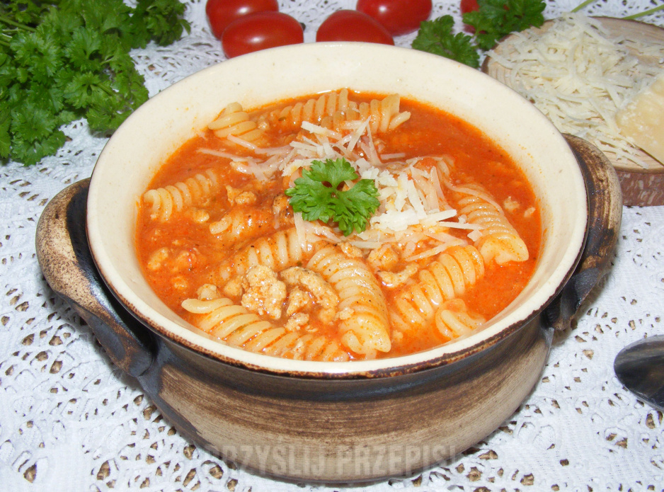 Zupa pomidorowa z mięsem mielonym i świderkami