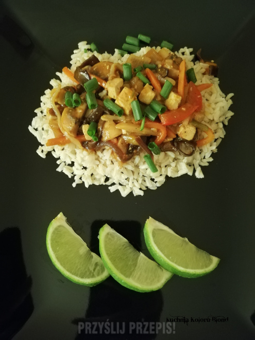Ryż z wegańskim sosem a'la chińskim i tofu