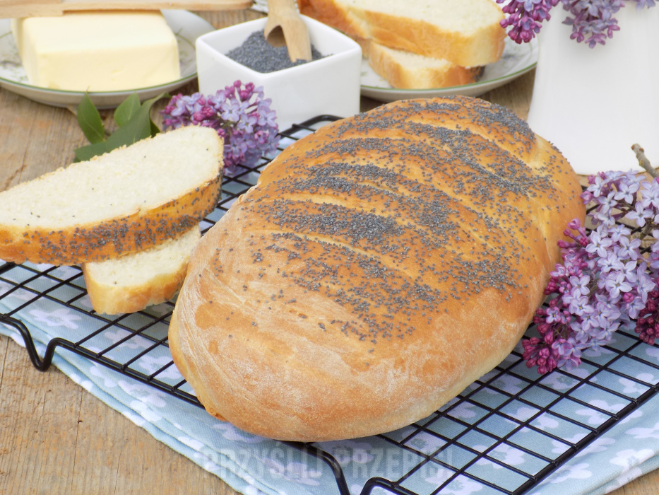 Drożdzowy chleb z makiem i mąką krupczatką