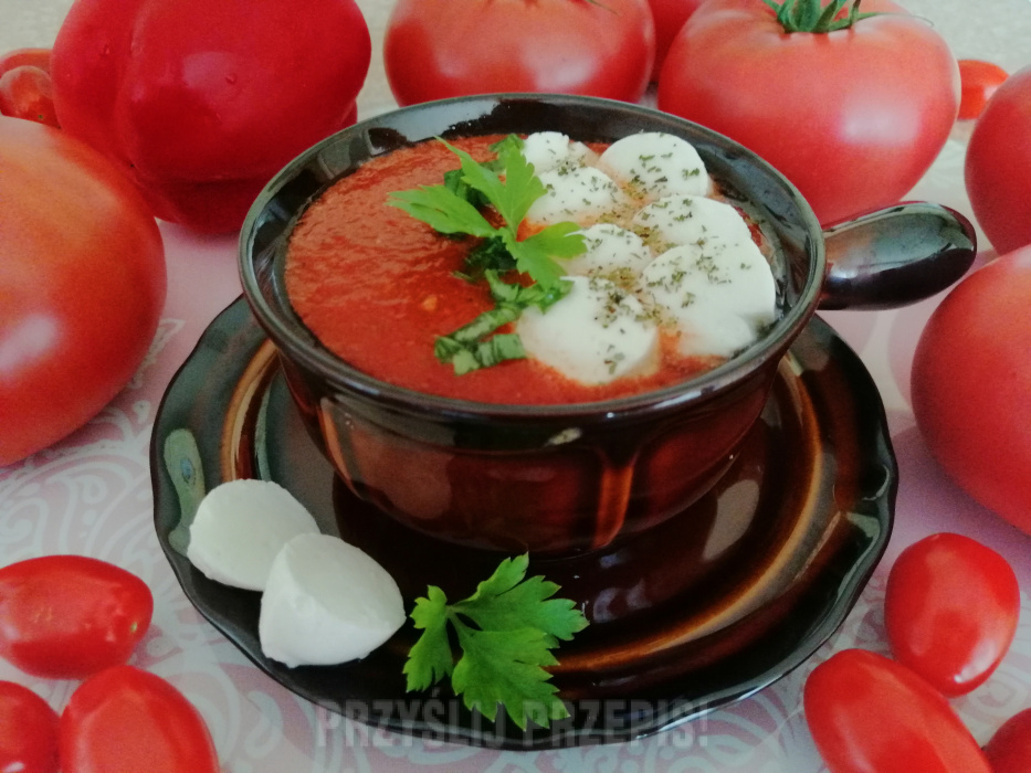 Domowy chłodnik pomidorowy z mini mozzarellą