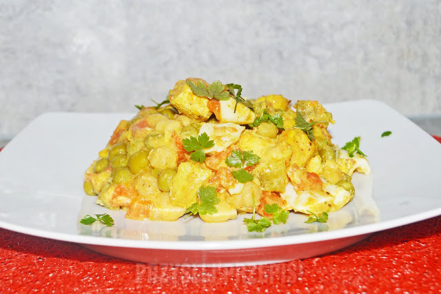 Sałatka warzywna z kurczakiem i jajkiem z sosem musztardowo-miodowym