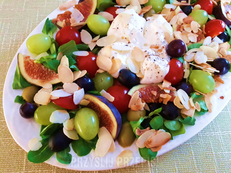 Letnia sałatka z roszponką, oliwkami, winogronami, figą i serem burreta