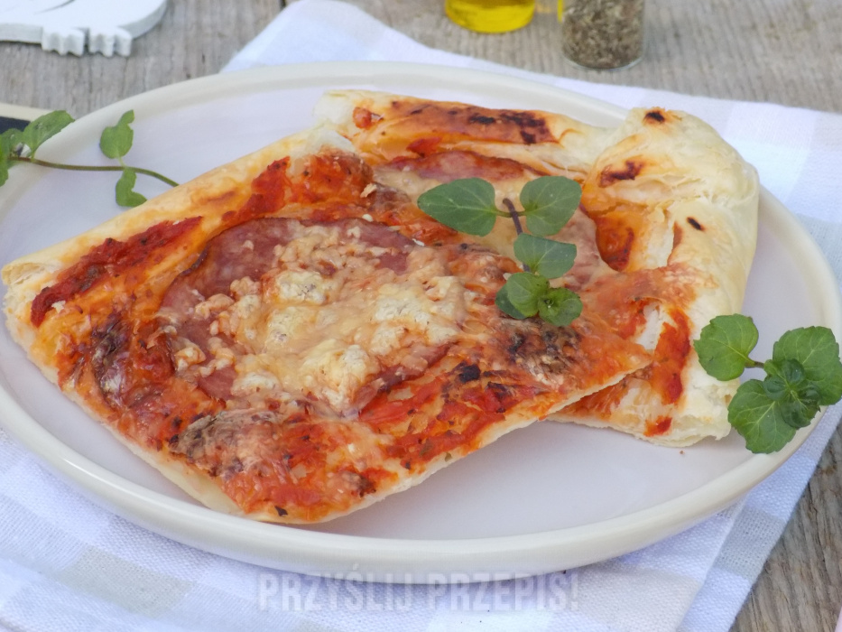Pizza na cieście francuskim z sosem pomidorowym i salami