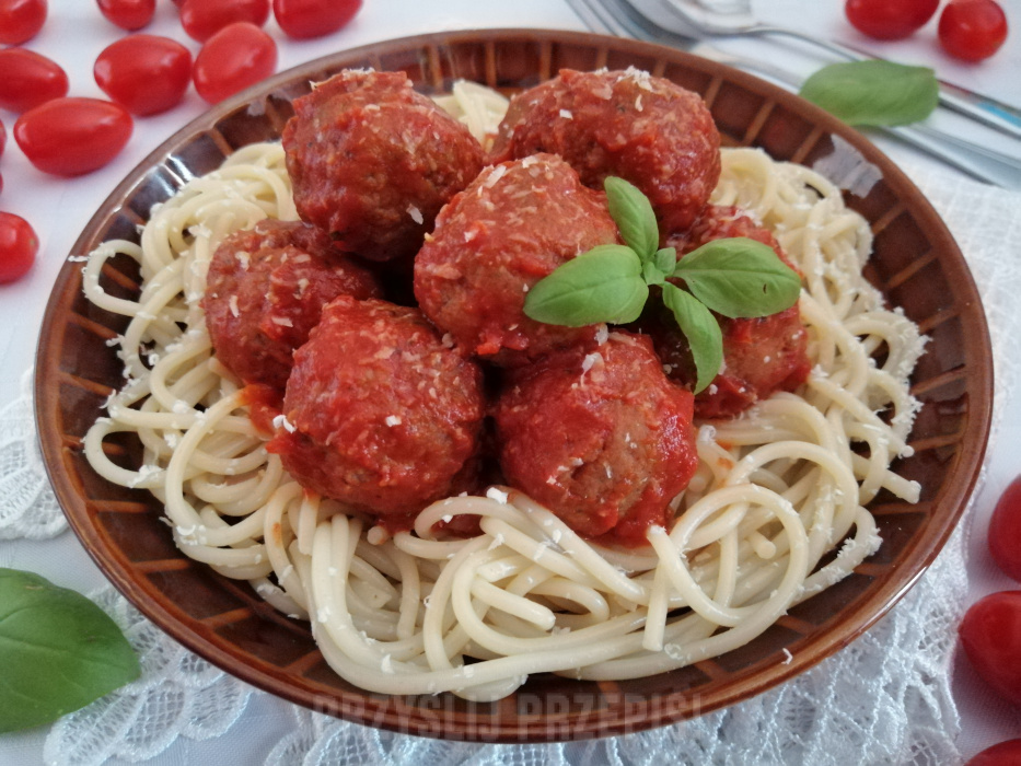 Mięsne pulpeciki w sosie paprykowo - pomidorowym ze spaghetti i parmezanem