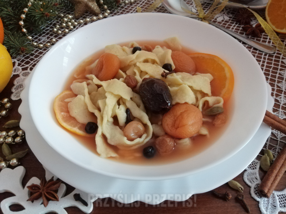 Zupa z suszonych owoców z nutą korzenno - cytrusową z kluskami grubo siekanymi