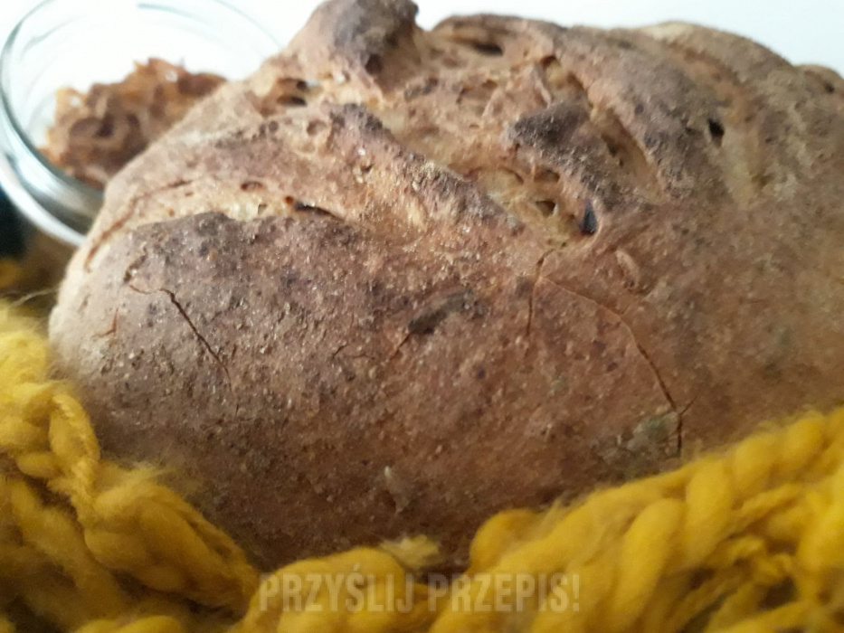 Ulubiony chleb pszenno-żytni z prażoną cebulką i kminkiem