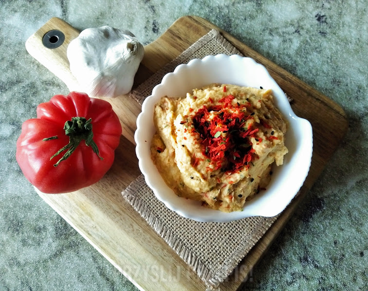 Hummus z suszonymi pomidorami i czosnkniem niedździedzim