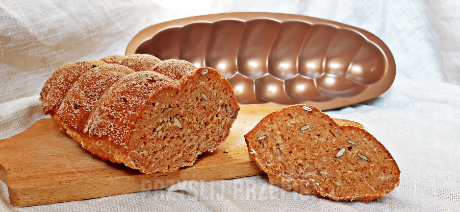 Paprykowy chleb łyżką mieszany z pestkami dyni