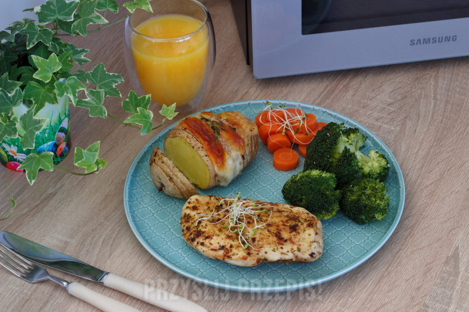 Zdrowy obiad z mikrofalówki: pierś z kurczaka z warzywami