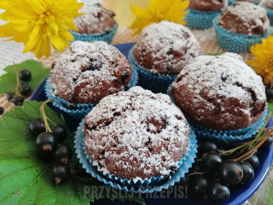 Muffinki kawowo - kakaowe z czarną porzeczką