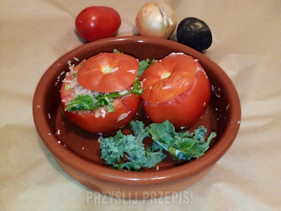 Pomidory faszerowane jarmużem i czarną rzepą
