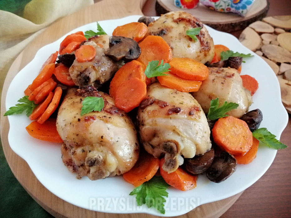 Aromatyczne pałki kurczaka z pieczarkami i marchewką