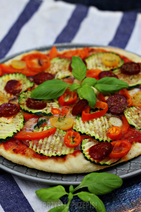 Pizza z chorizo, owczym serem i warzywami