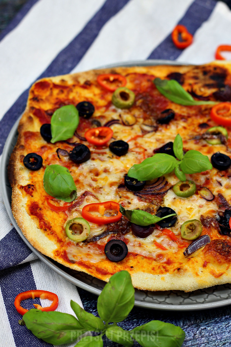 Pizza z owczym serem, anchois, chili i oliwkami