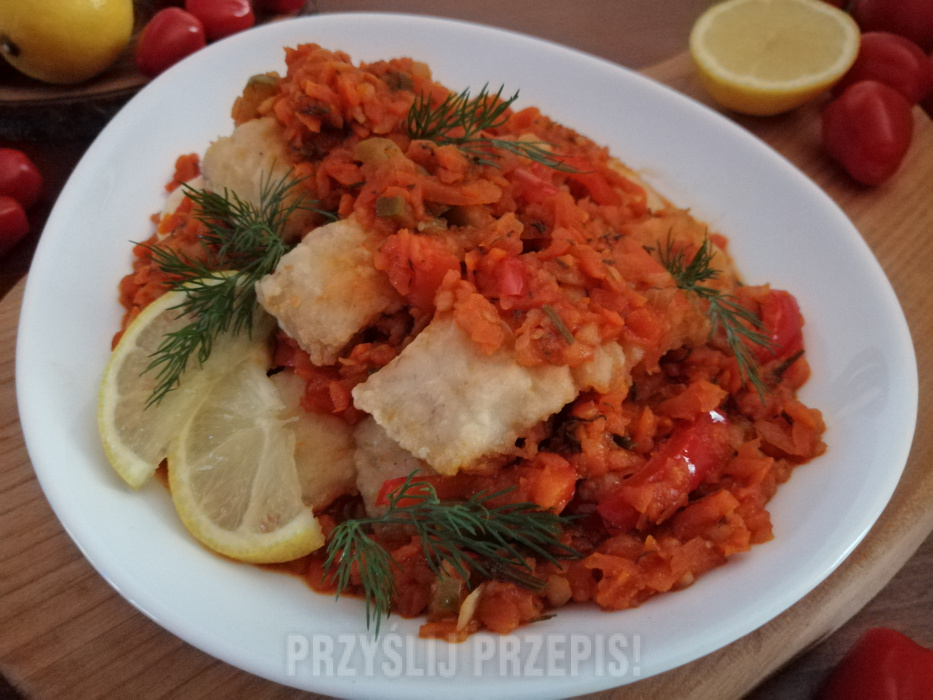 Ryba z pikantnym warzywnym sosem