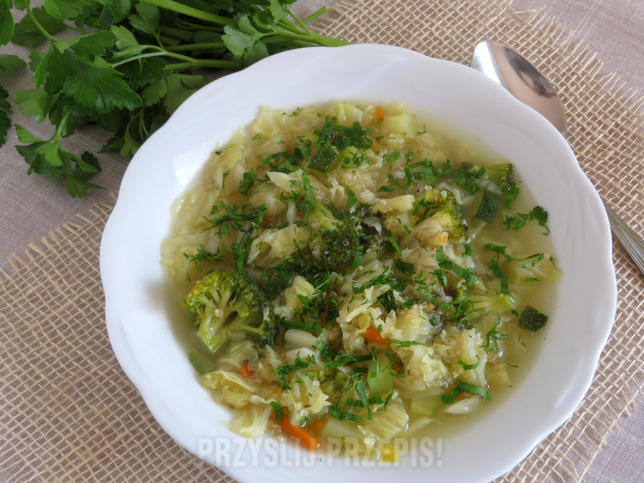 Zupa z zielonych warzyw z komosą ryżową