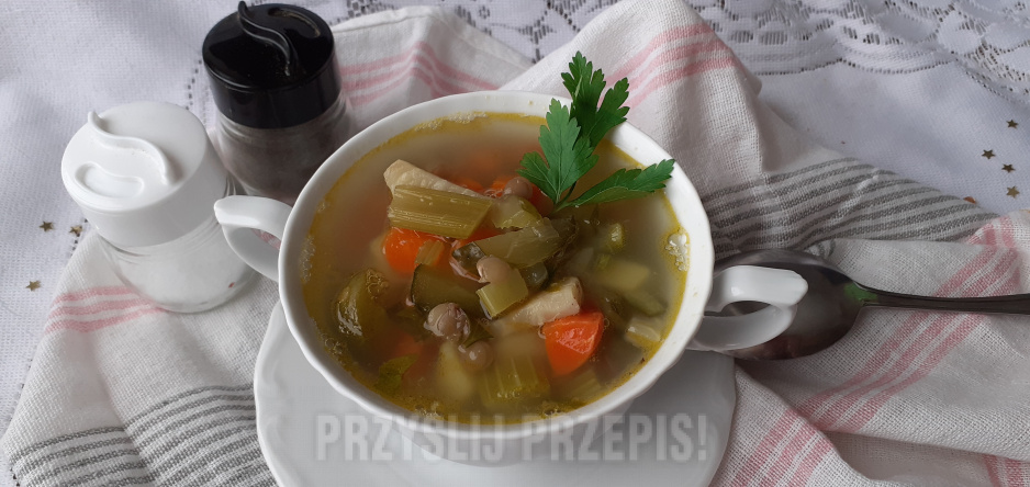 Zupa ogórkowa z soczewicą zieloną i ziemniakami