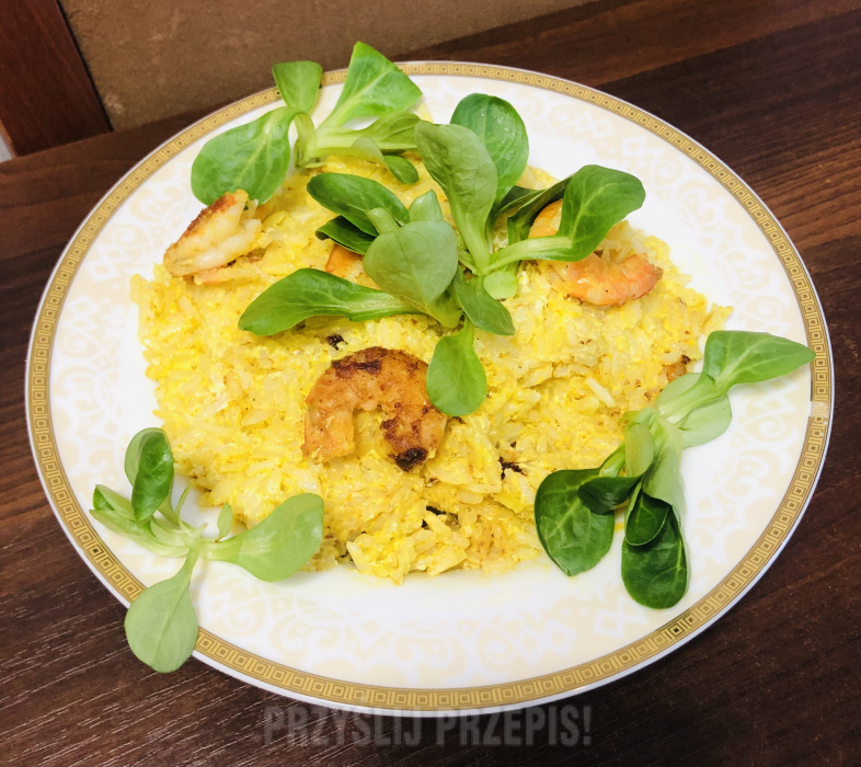 Ryż z curry i smażonymi krewetkami