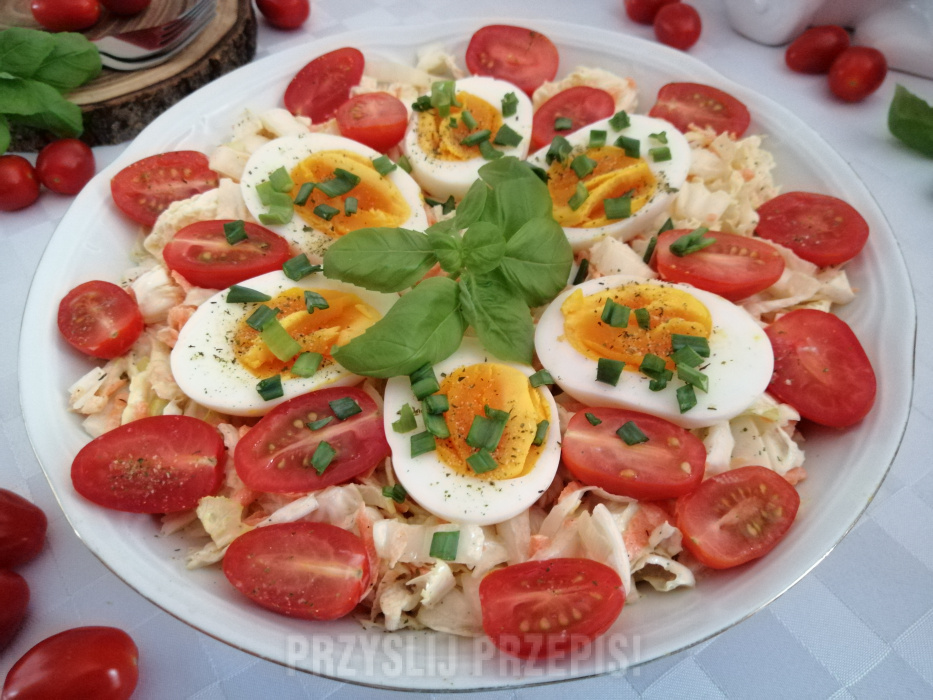 Surówka z kapusty pekińskiej z jajkiem i pomidorkiem