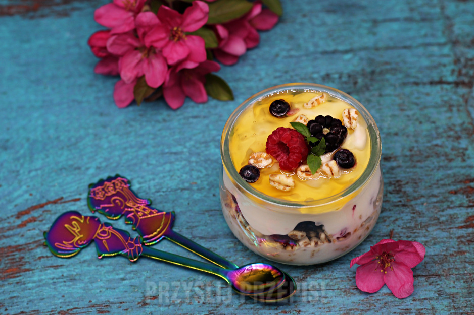 Deserki jogurtowe z owocami leśnymi, miodem i orkiszem ekspandowanym