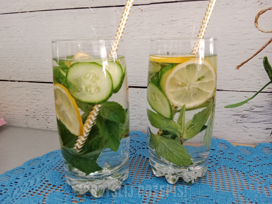 Lemoniada z ogórkiem zielonym cytryną i miętą
