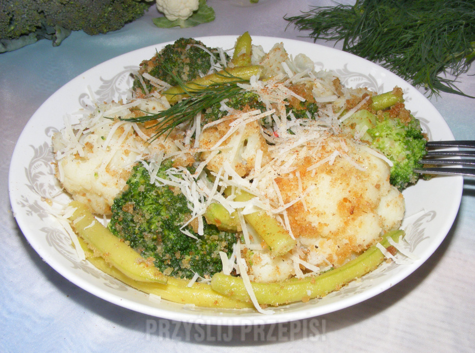 Brokuł, kalafior i fasolka szparagowa z bułka tartą i parmezanem