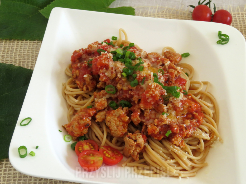 Spaghetti z sosem mięsno-pomidorowym