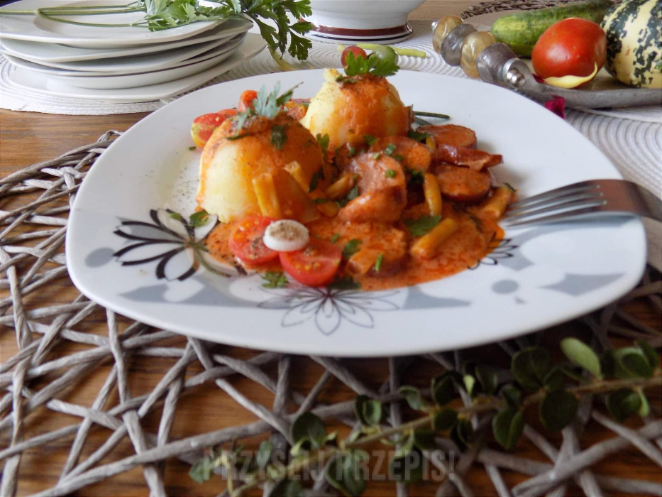 ziemniaki z sosem  pomidorowym z kiełbasa i fasolką szparagową