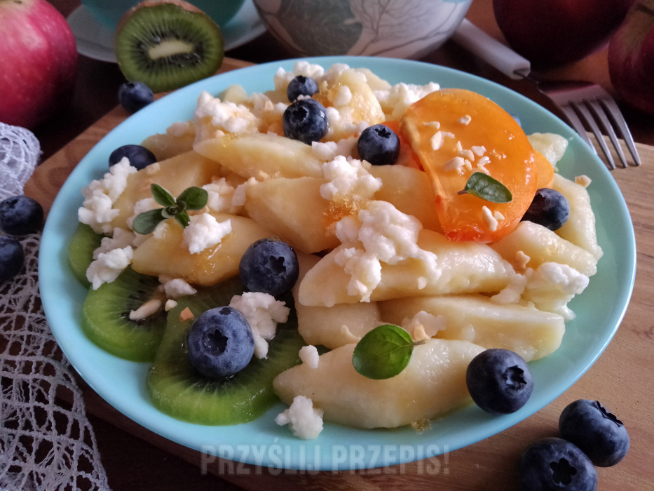 Kluski ziemniaczane z mozzarellą , owocami i miodem