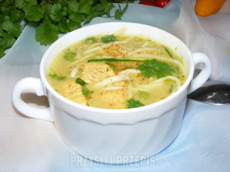 Zupa curry z indyka, cukinią, groszkiem i mleczkiem kokosowym